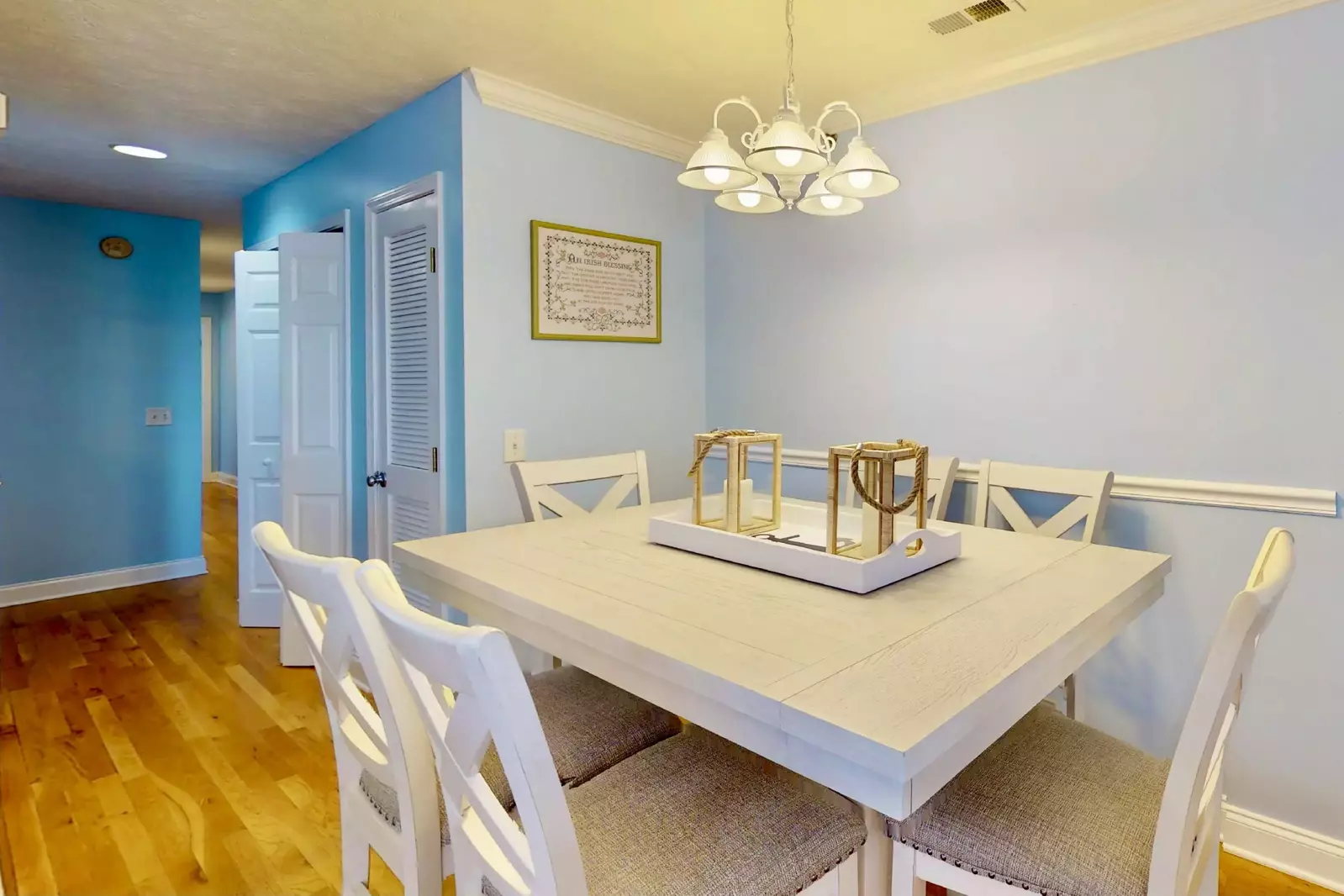 Seating for 6 at the brand new dining room table, plus additional seating at the breakfast bar
