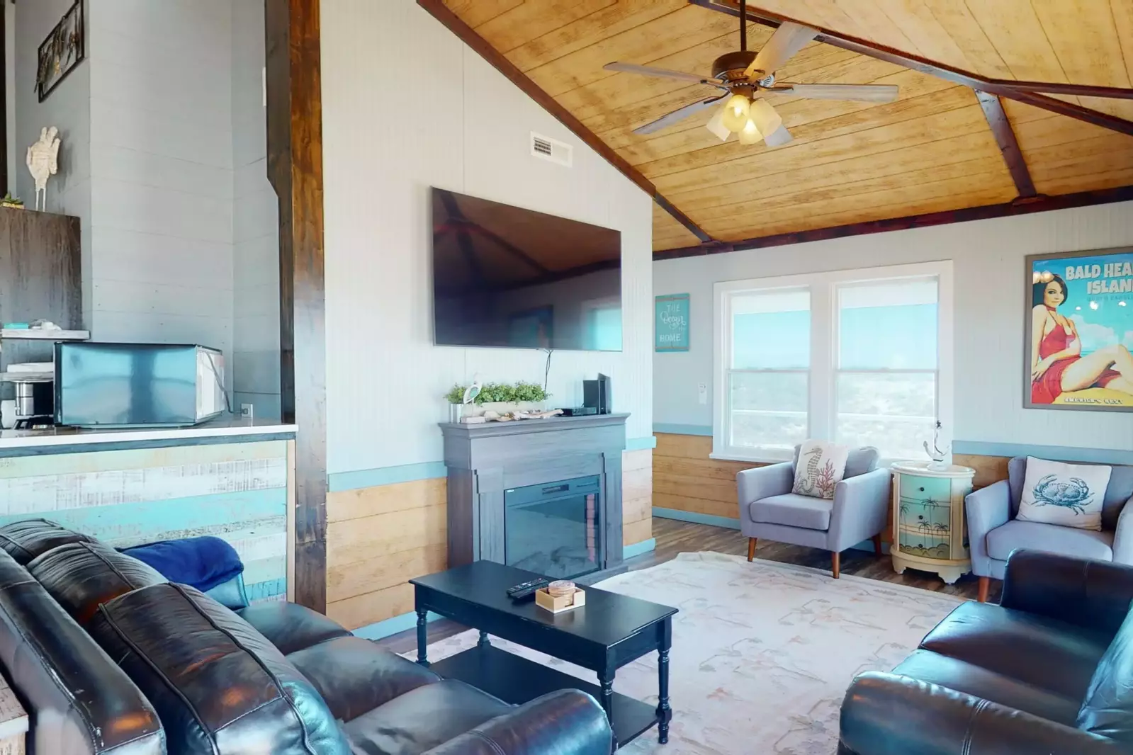 Relax in the living room with a view of the ocean