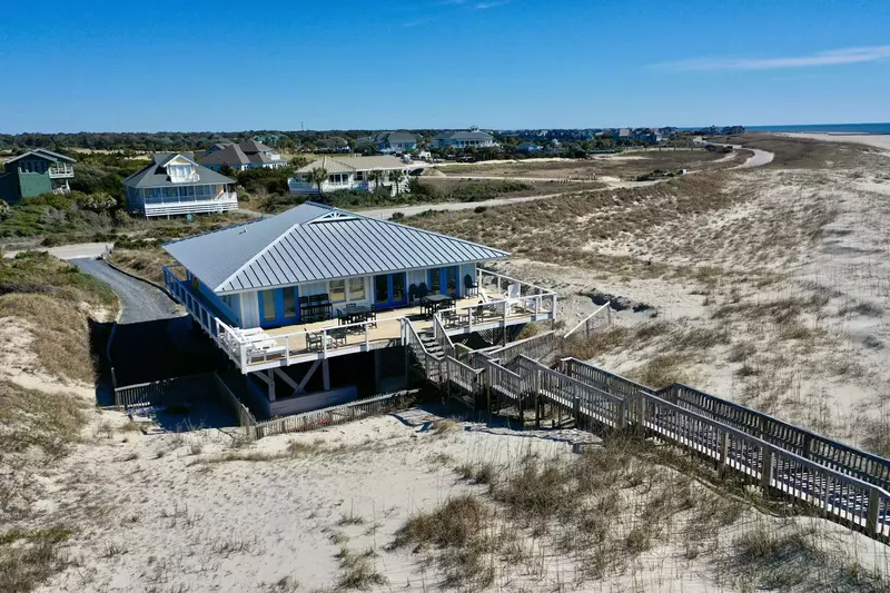 Easy access to the club marina and central island for shopping and market