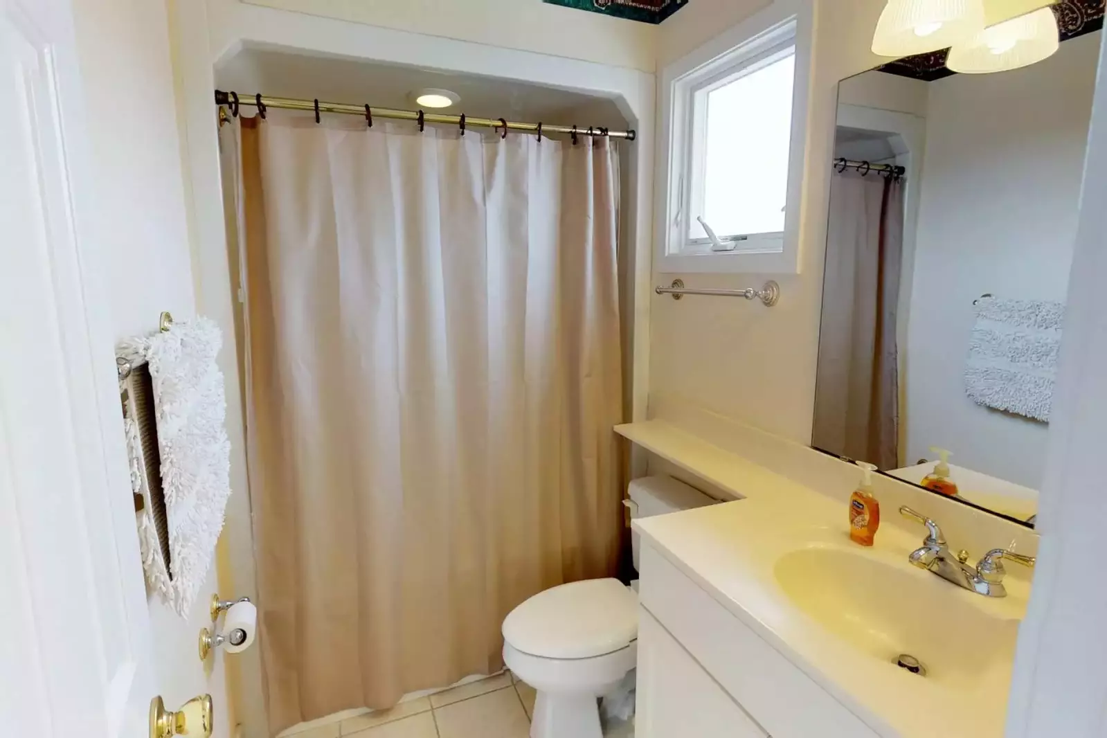 Private full bath in the 3rd floor bedroom
