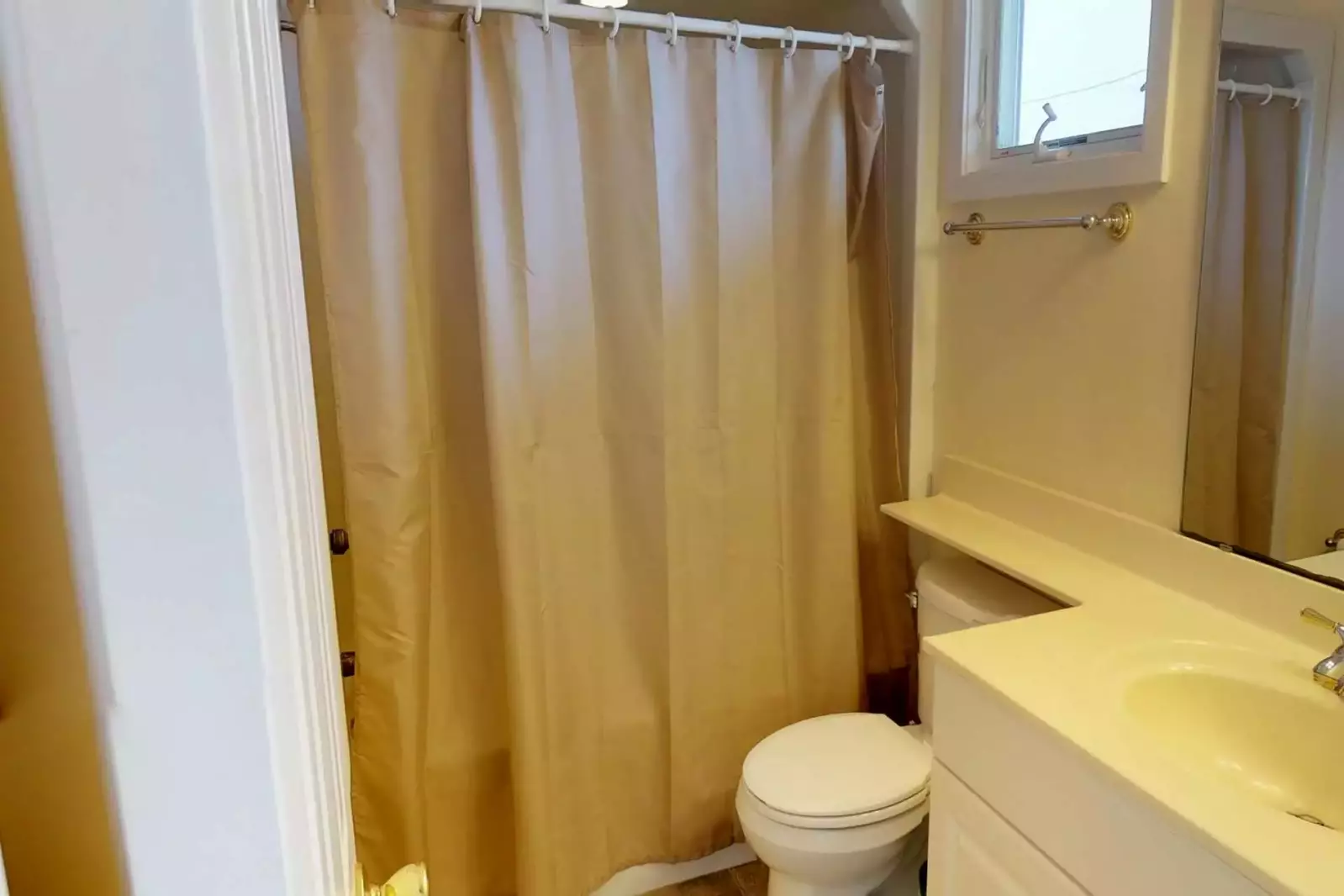 Full bath across from bedroom on 2nd floor.