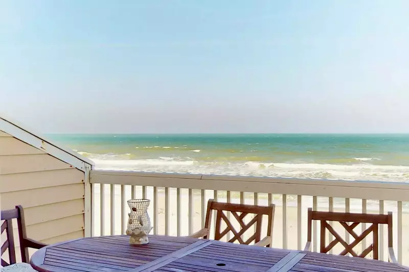 Enjoy a meal while watching the waves