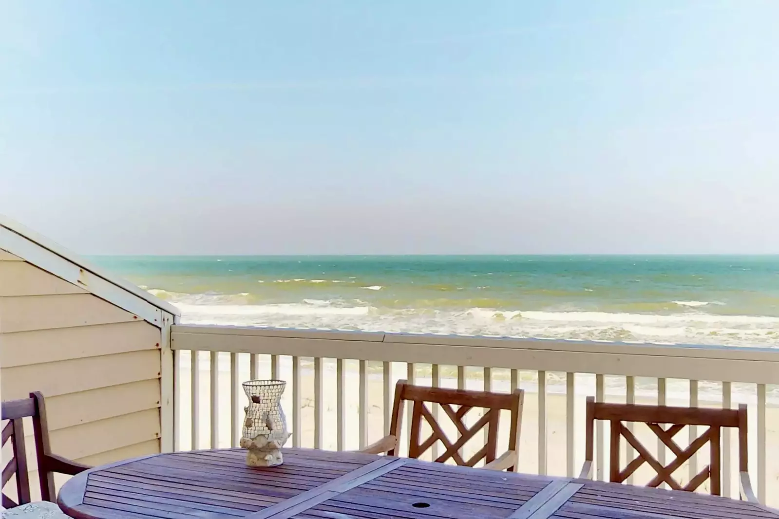 Enjoy a meal while watching the waves