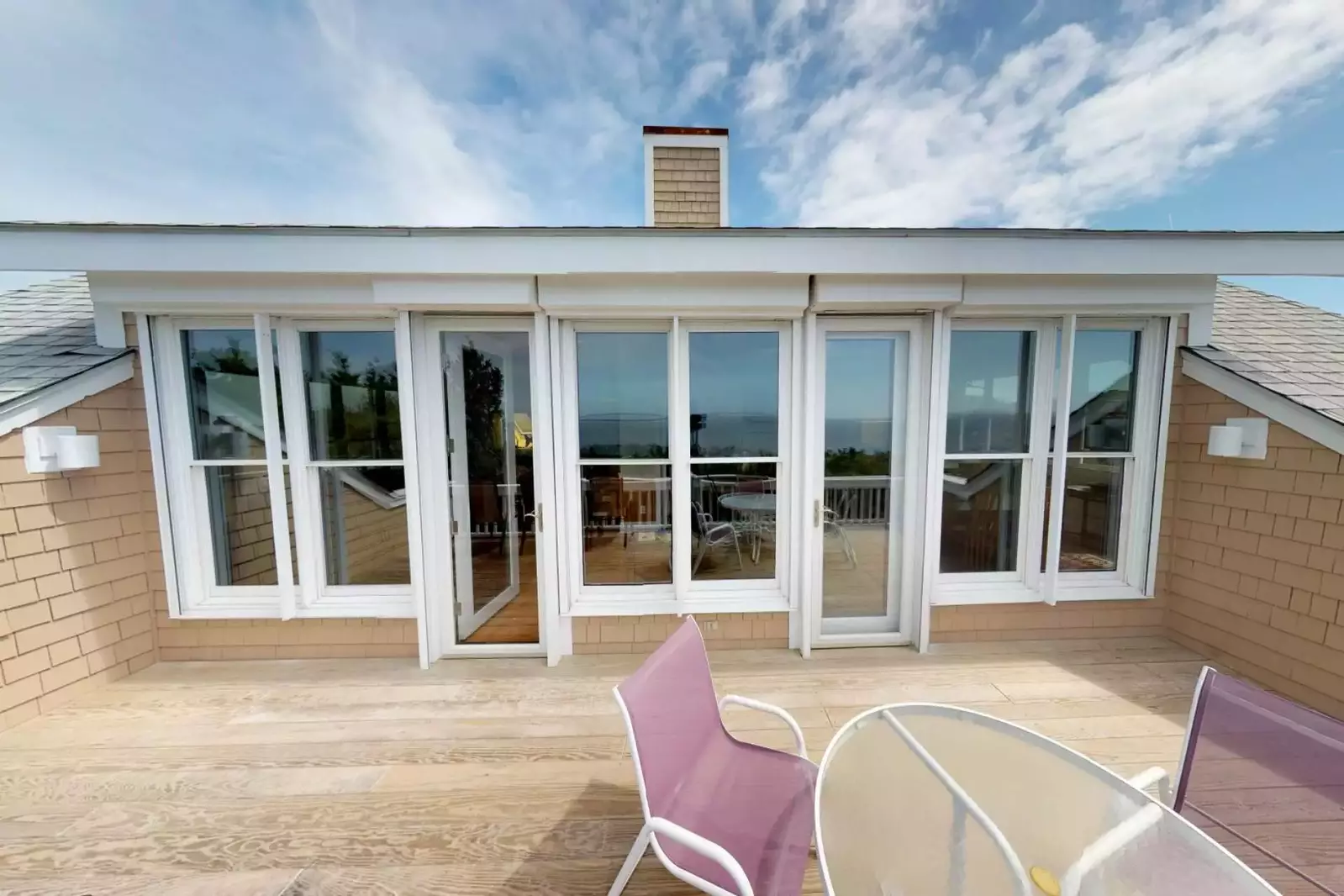 A wall of windows on the top deck