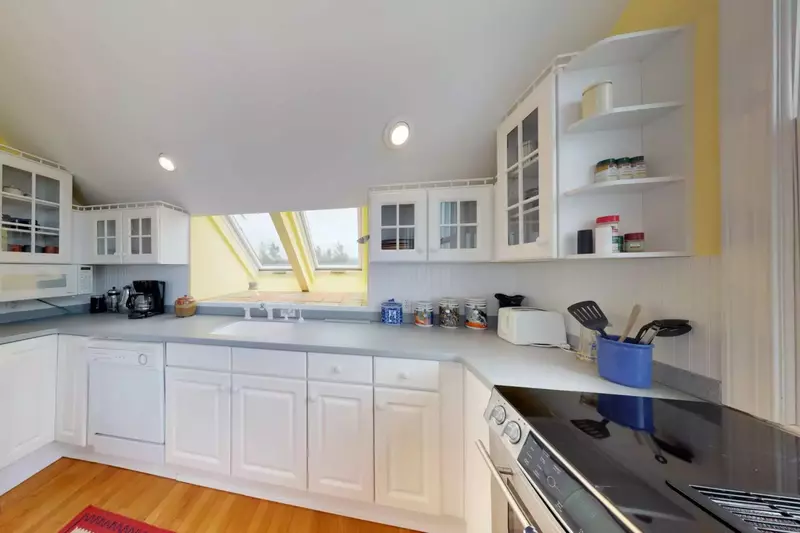 Enjoy cooking in this bright kitchen with lots of amenities