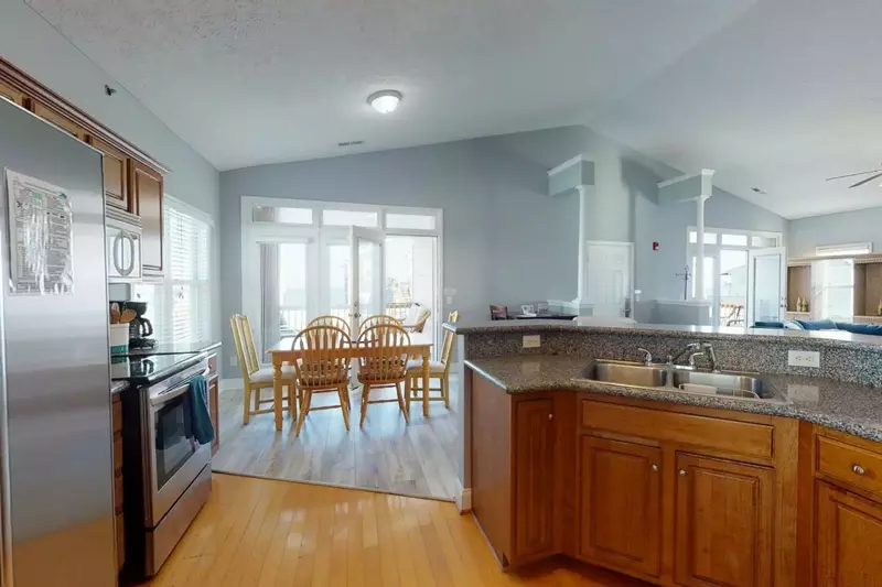 Blue Heron Nest has vaulted ceilings, an open design and is well equipped for a great vacation for the whole group