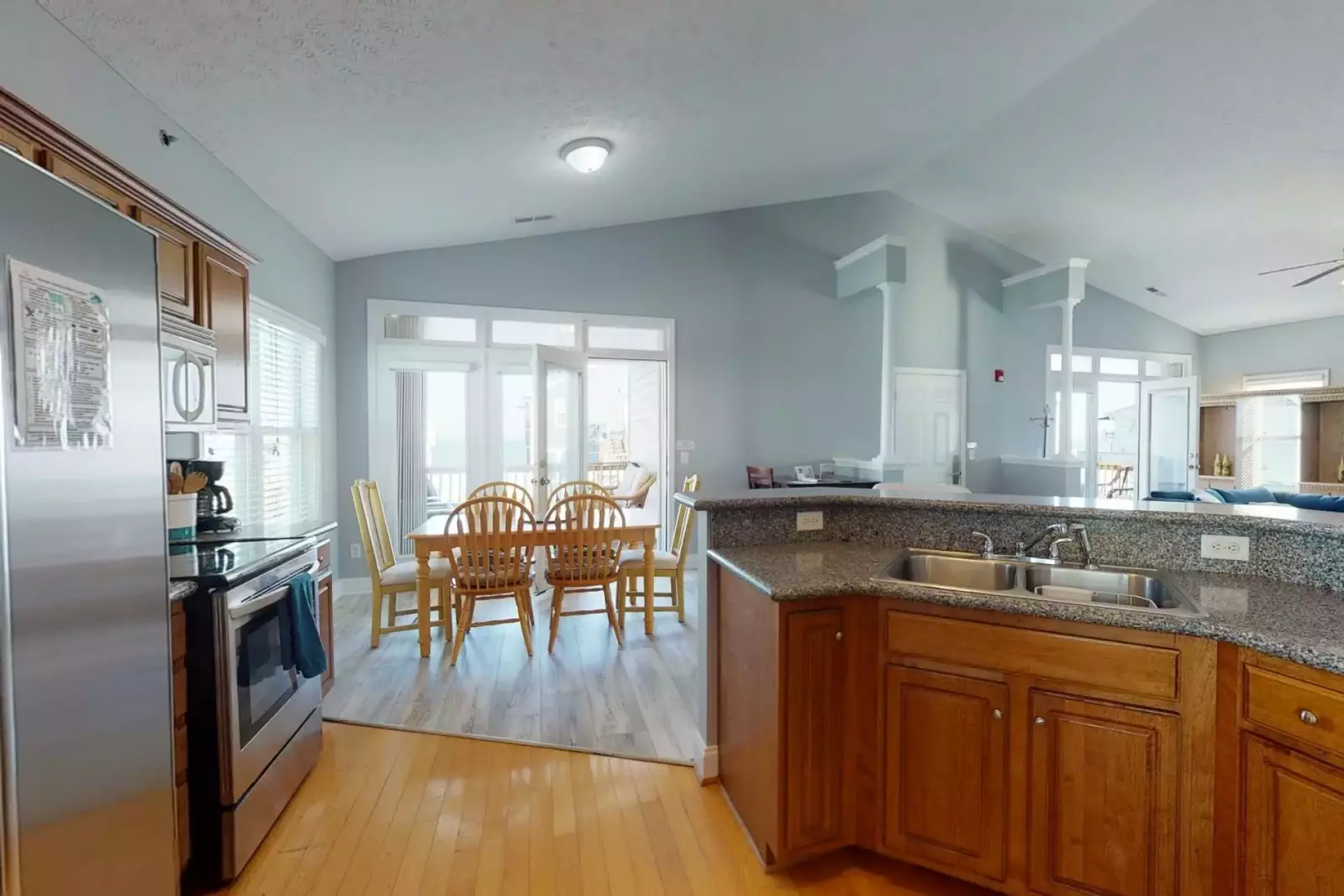 Blue Heron Nest has vaulted ceilings, an open design and is well equipped for a great vacation for the whole group