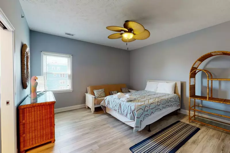 2nd bedroom has plenty of room along with a futon.