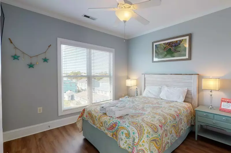 Beautiful maritime theme in the bedroom on the 3rd floor with a high-end memory foam mattress. Sleep great at Carolina Beachside!