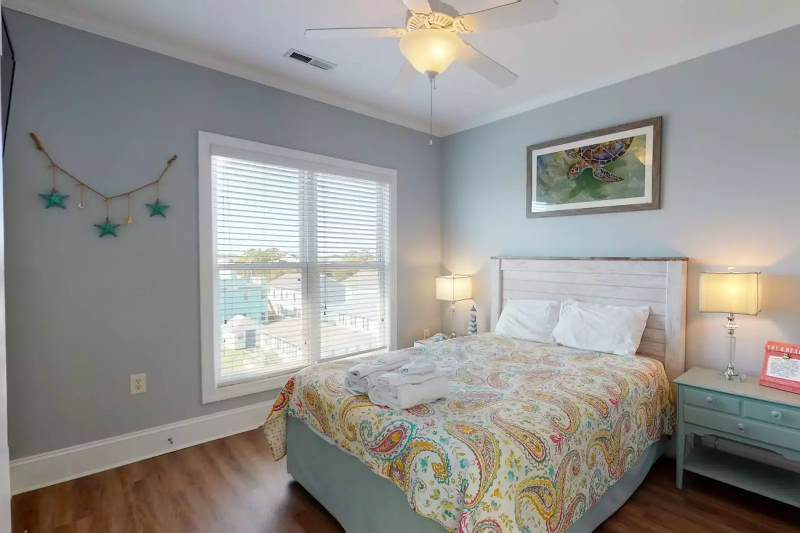 Beautiful maritime theme in the bedroom on the 3rd floor with a high-end memory foam mattress. Sleep great at Carolina Beachside!