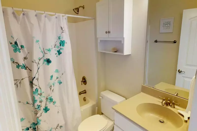 The full bath located outside the maritime themed bedroom.