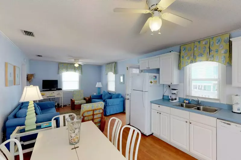 Plenty of room for 6 at the kitchen table