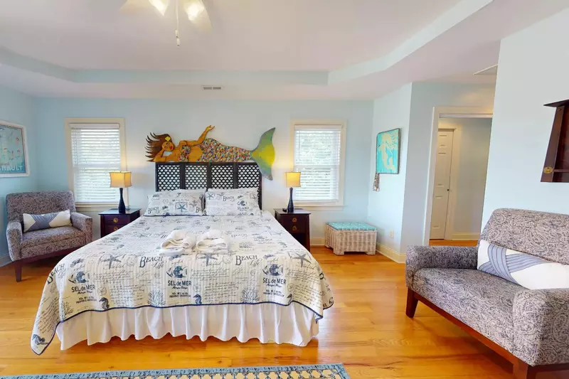 The mermaid in the master welcomes you to relax and enjoy the beach life