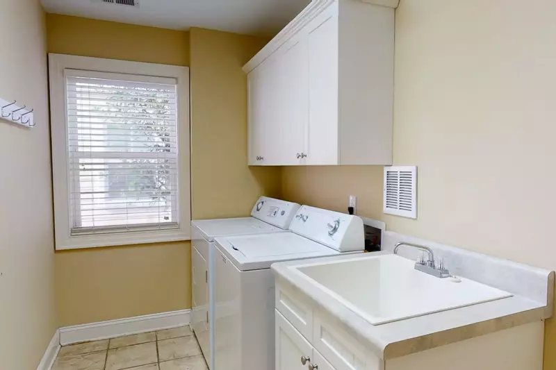 Large Laundry room with big wash basin
