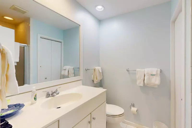 Master en-suite, linens and towels are included with all rentals