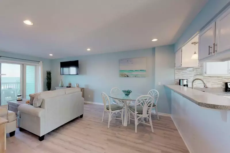 The dining area can seat 4 people easily and you can enjoy views of the ocean at the same time you have a meal