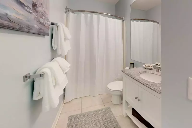 A full hall bath is located near the 2nd bedroom