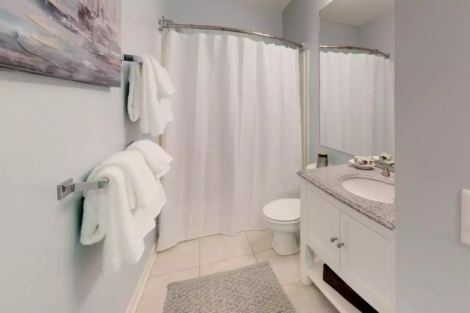 A full hall bath is located near the 2nd bedroom