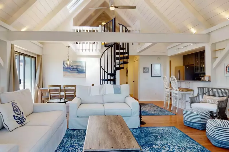 Renovated Timbercreek condo with a spiral staircase, a great place to relax in comfort on your BHI retreat!