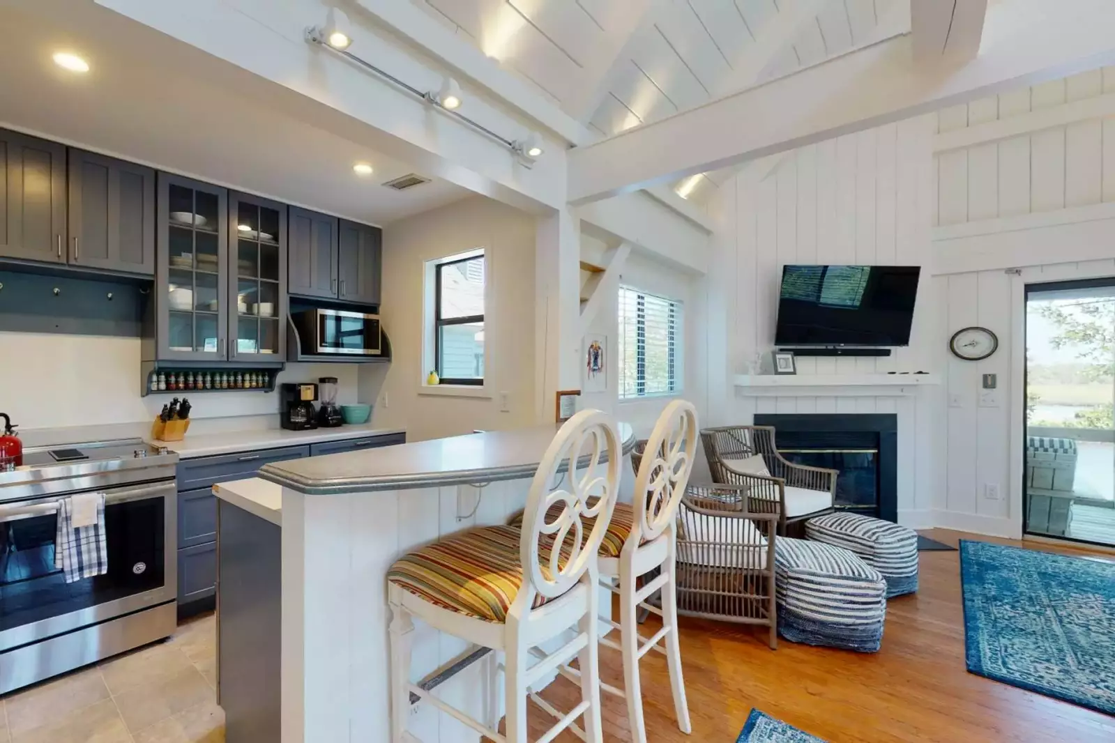 Sit at the breakfast bar with morning coffee and decide whether to kayak, visit BHI Club, beach it or just relax on the porch