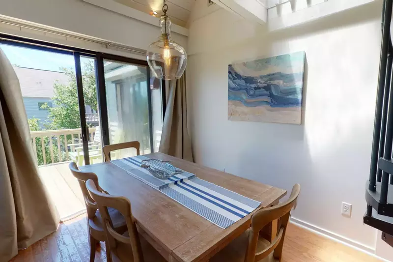 Plenty of space to share a lovely vacation meal together