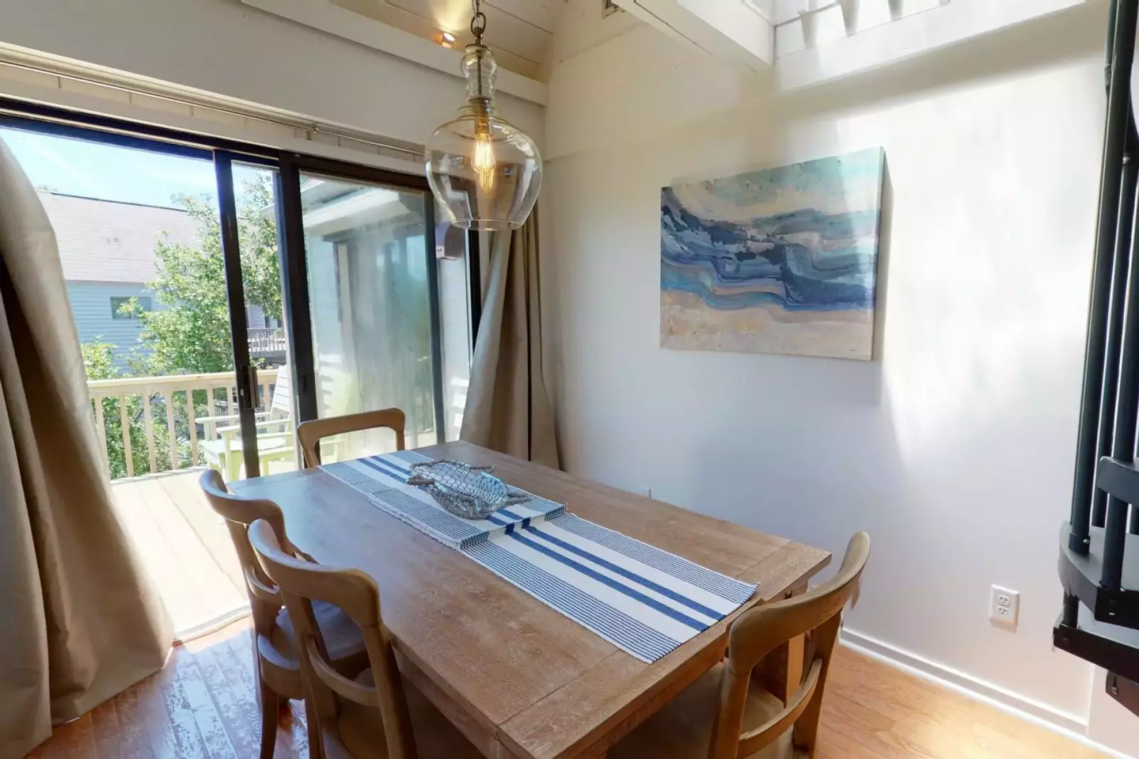 Plenty of space to share a lovely vacation meal together