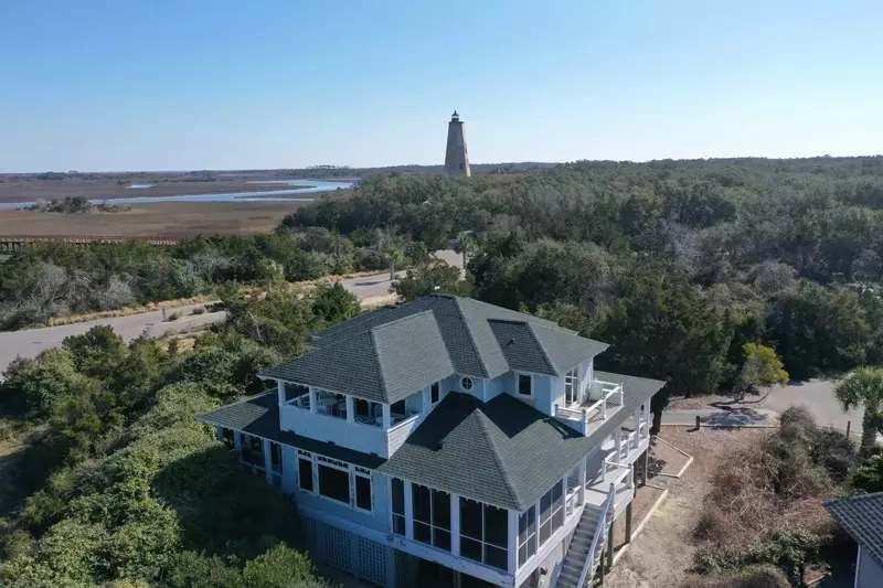 Over 2,900 square feet of living space, 7 porches & a wrap around deck, Green Teal allows you to stretch out & relax with a great view on all sides