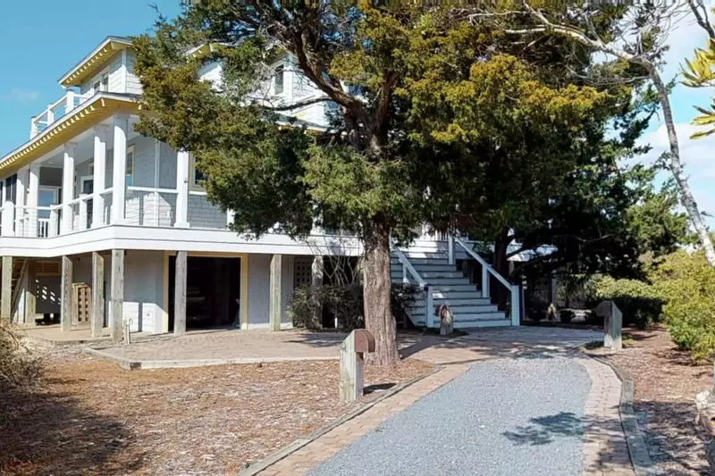 View of Green Teal from the driveway
