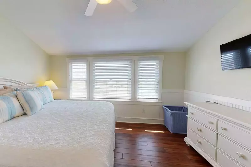 Upstairs bedroom with Queen bed has access to Jack & Jill Bathroom