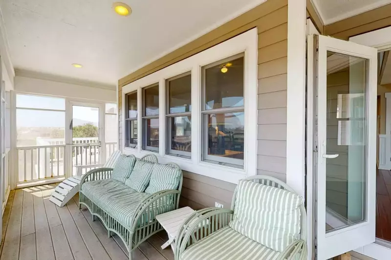 1st floor screened in porch with direct access to main living room, enjoy views of the golf course and BHI Club