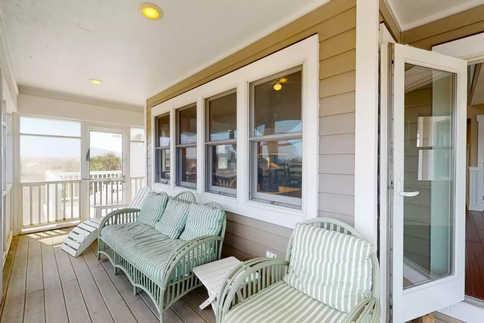 1st floor screened in porch with direct access to main living room, enjoy views of the golf course and BHI Club