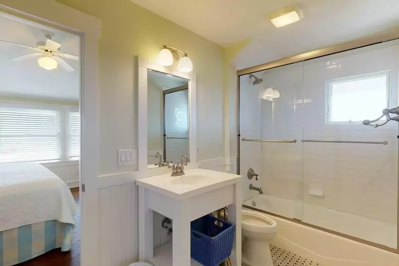 Upstairs Jack & Jill Bathroom