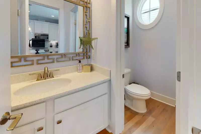 Top floor 1/2 bathroom