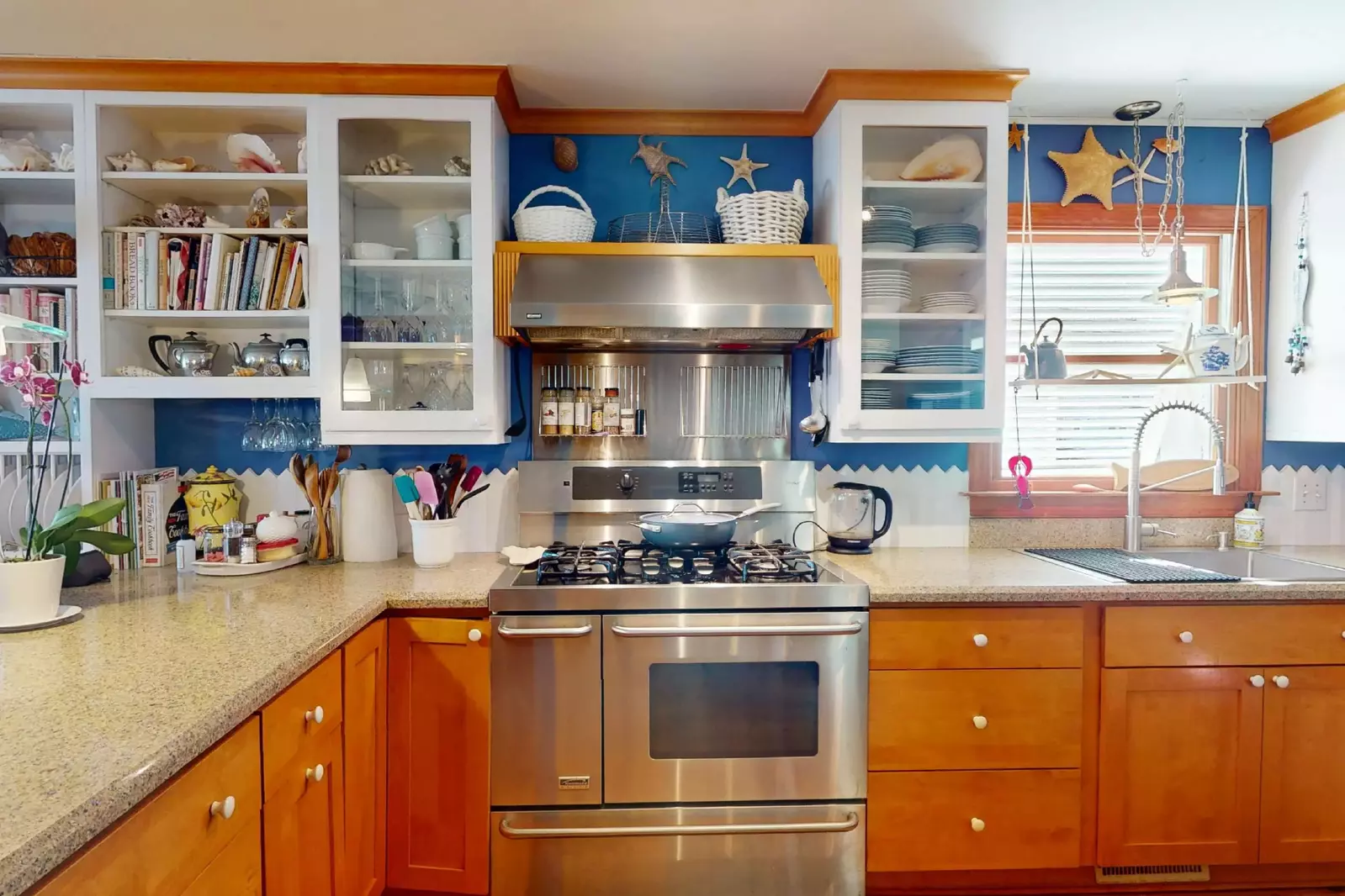 Cooks will love the dual fuel stove with a gas cooktop and an electric double oven