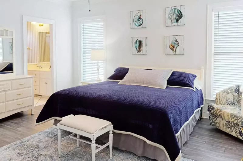 King owner's suite on the main level