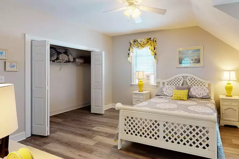 Top floor queen bedroom