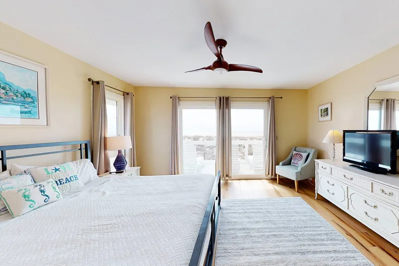 Watch tv, read or listen to the waves from this spacious bedroom