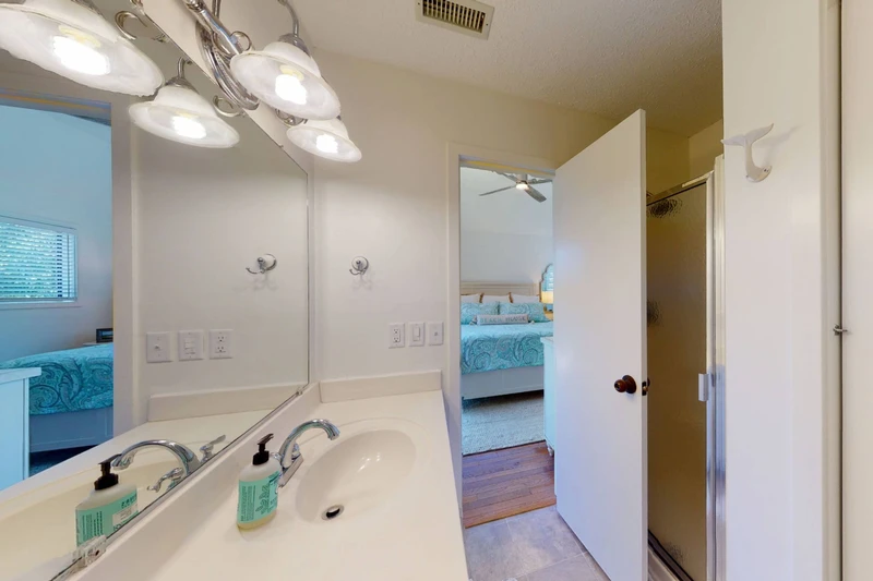 Owner en-suite offers a walk in shower