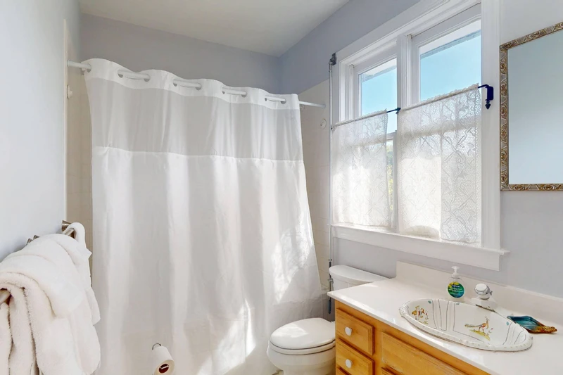 The owner suite includes a bathroom with a tub/shower combo