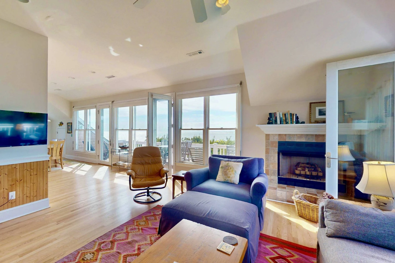 With over 60 windows you will enjoy views of the ocean, old baldy, the marsh and Bald Head Shoals