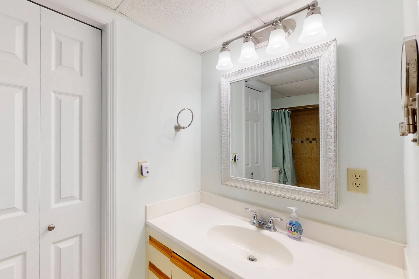 Owner's ensuite bathroom