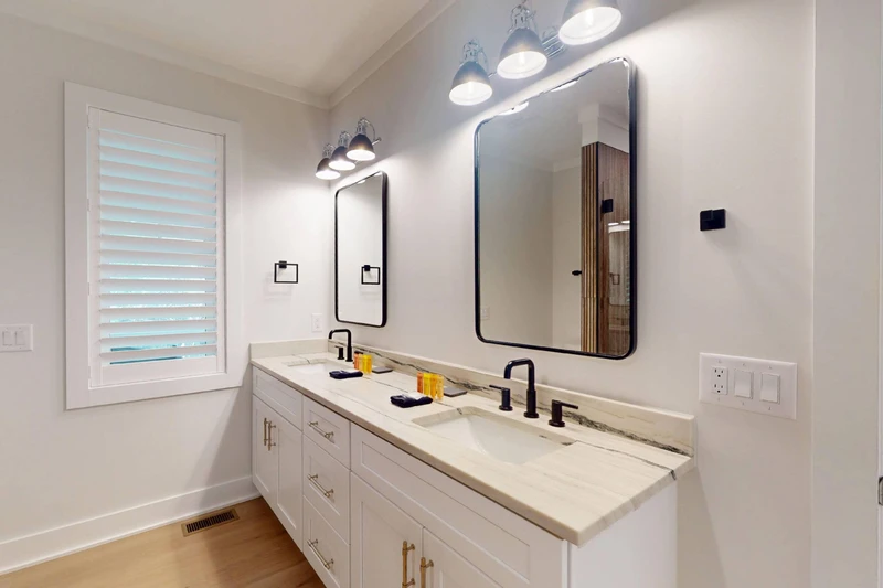 1st floor ensuite bathroom