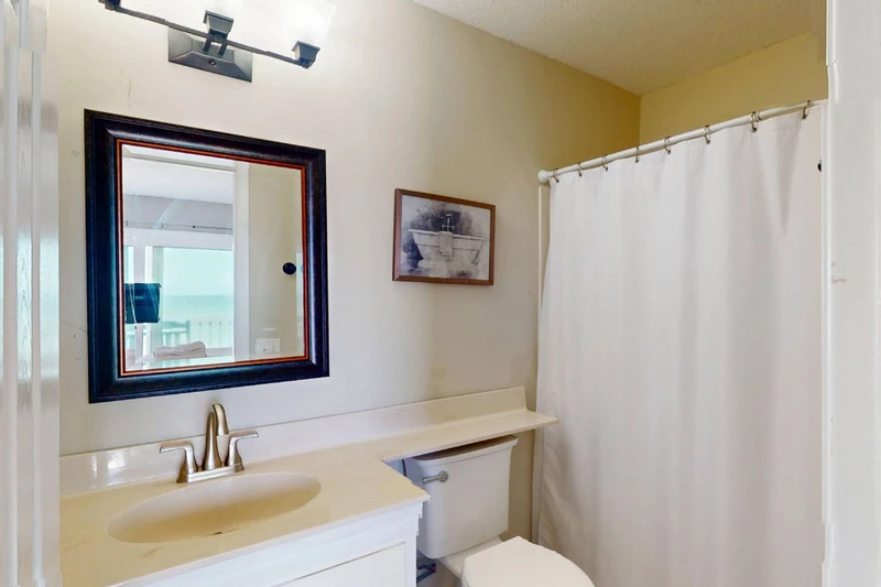 The owner's en-suite has a tub/shower combo