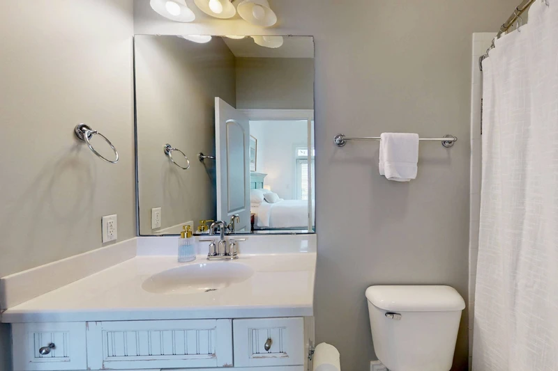 Bedroom 4 ensuite with a tub/shower combo